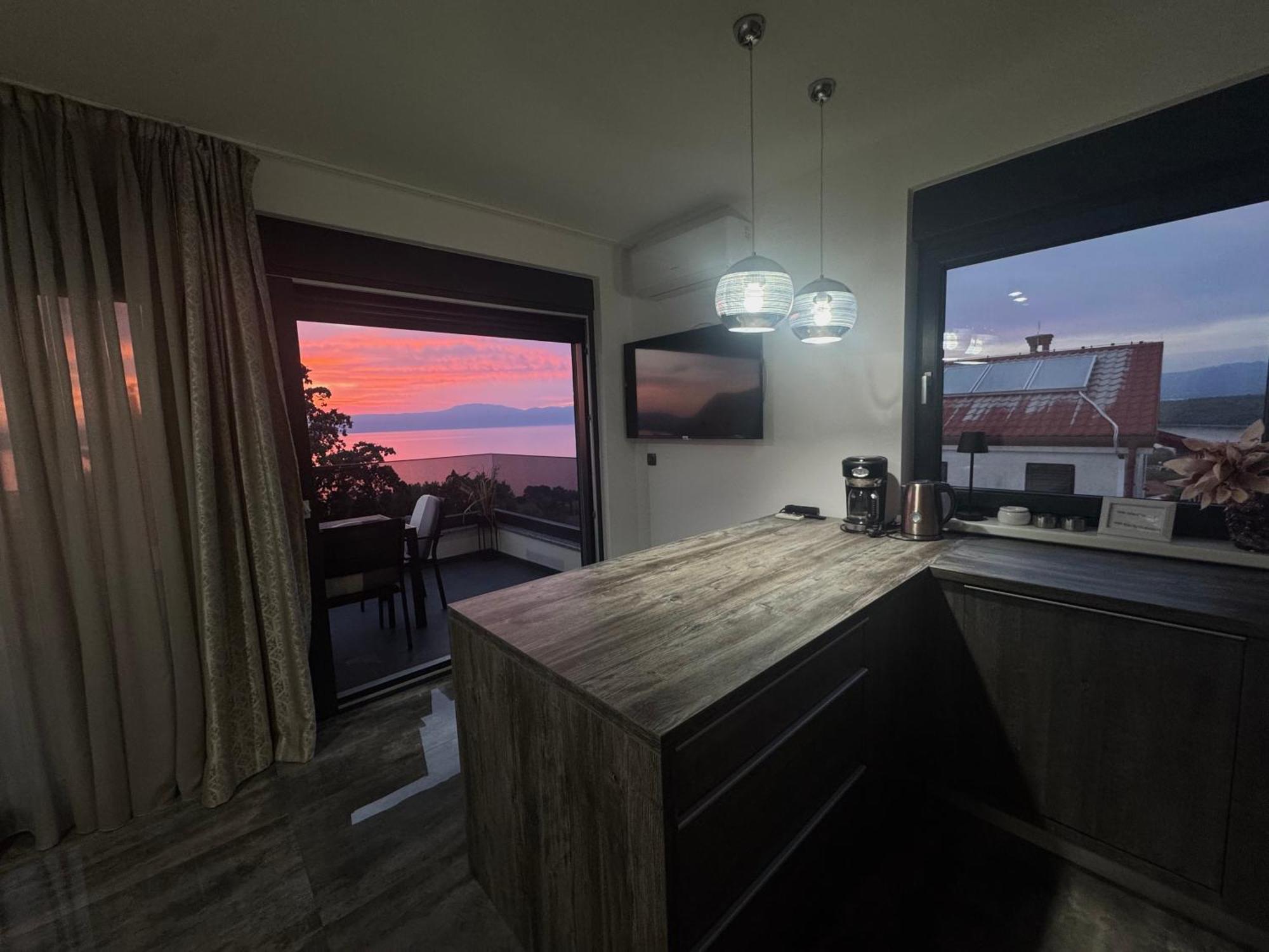 Golden Sunset Apartment Njivice Bagian luar foto