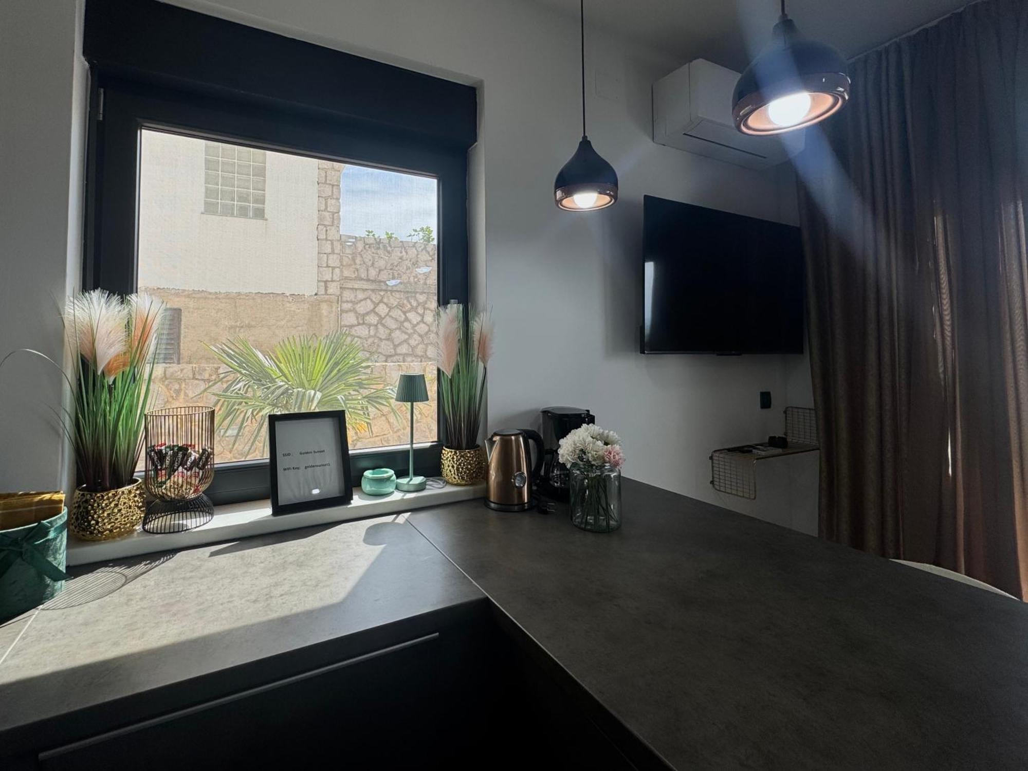 Golden Sunset Apartment Njivice Bagian luar foto