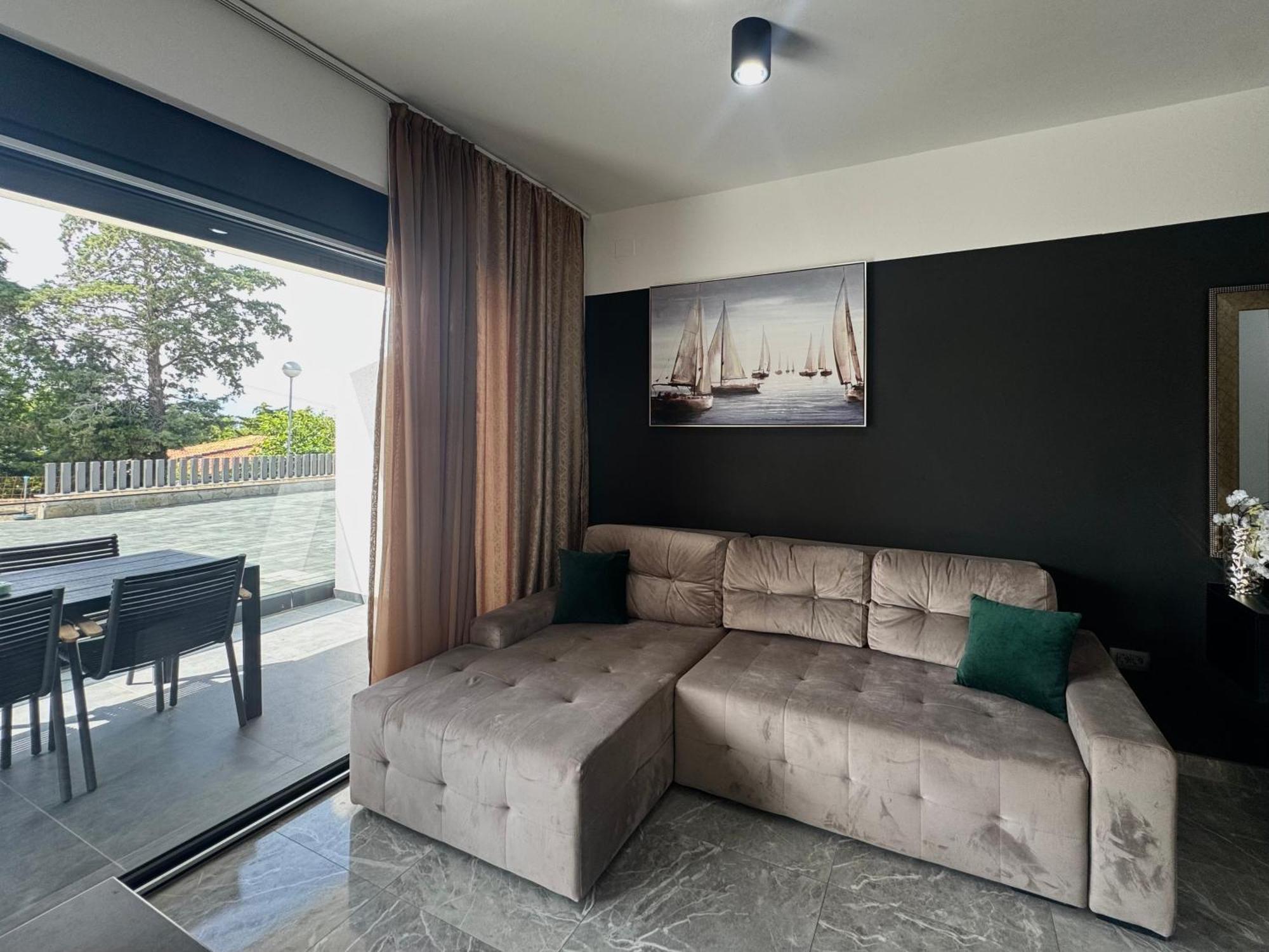 Golden Sunset Apartment Njivice Bagian luar foto